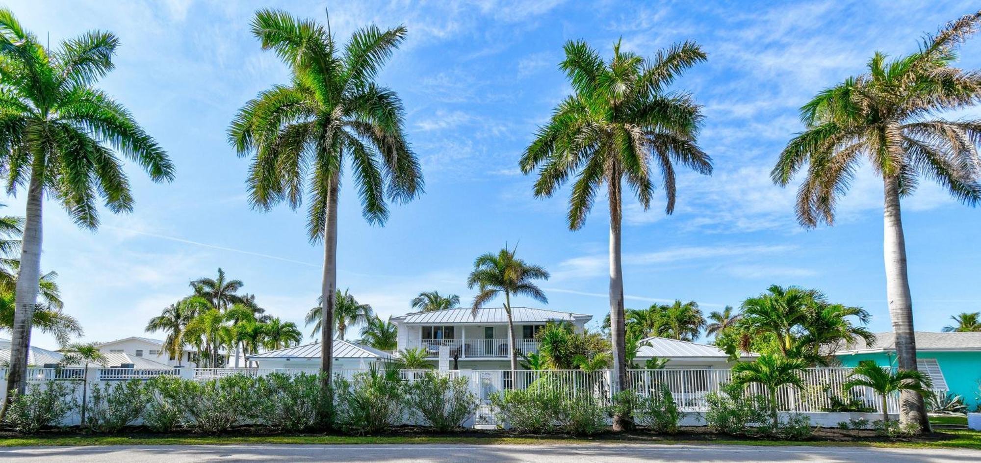Sunshine Shores Boutique Apartments Palm Beach Shores Exterior photo